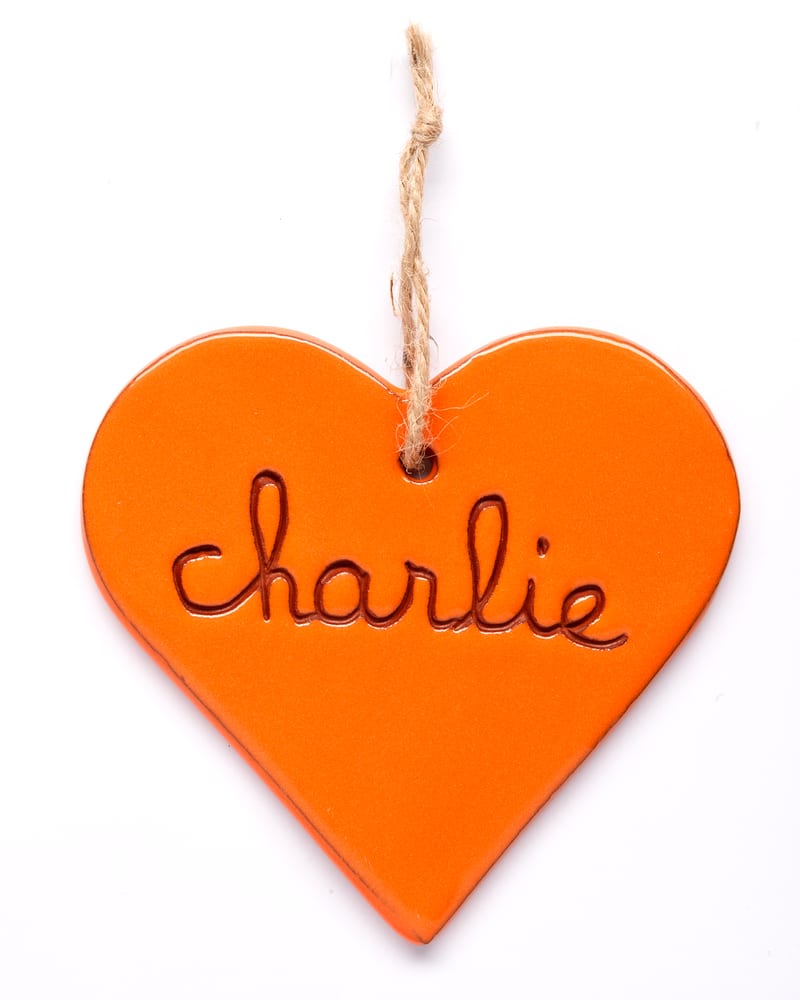 Cœur en faïence émail orange, gravé au prénom charlie