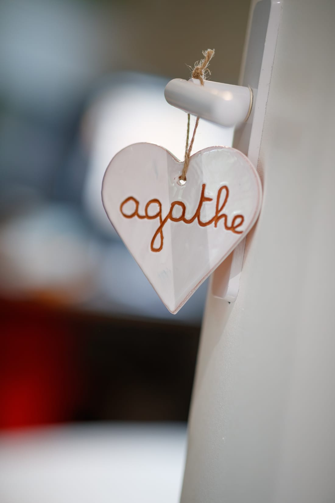 Cœur blanc gravé agathe, sur une patère