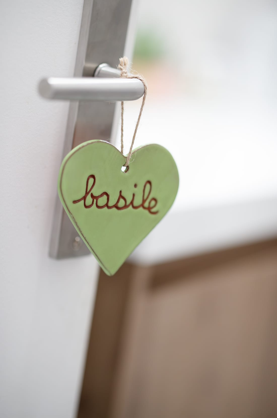Cœur vert anis gravé basile, sur une poignée de porte